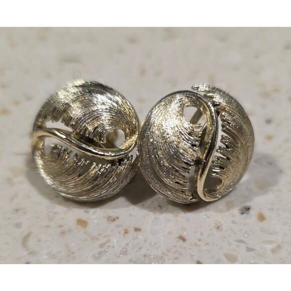 Vintage 1960s Lisner Two Tone Swirled Leaves Round Dome Screw Back Earrings - Picture 1 of 4